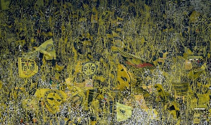 Aficionados del Dortmund lanzan confeti y ondean sus banderas antes de un partido en 2019.