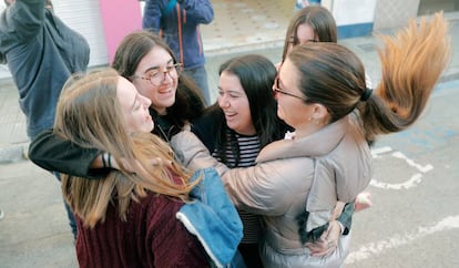 Vecinas de Foios (Valencia) celebran el quinto premio del sorteo de Navidad.