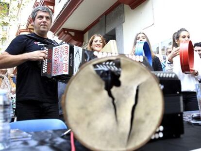 Kepa Junkera, a la izquierda, durante la curiosa presentación de su nuevo trabajo musical.