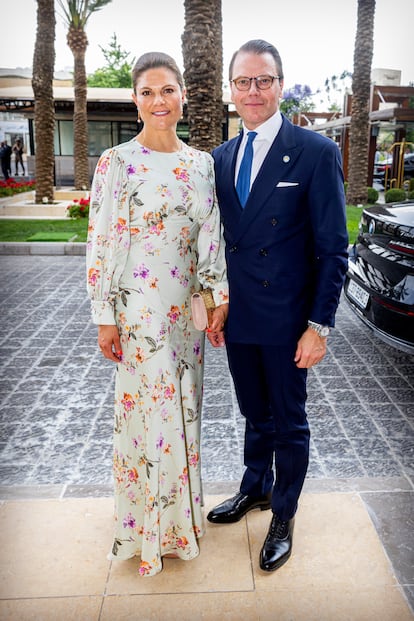 Otra princesa heredera asistente ha sido Victoria de Suecia, que ha acudido acompañada de su marido, el príncipe Daniel. En la imagen, ambos a las puertas del hotel en Amán, minutos antes de subirse al coche de camino a la ceremonia. 