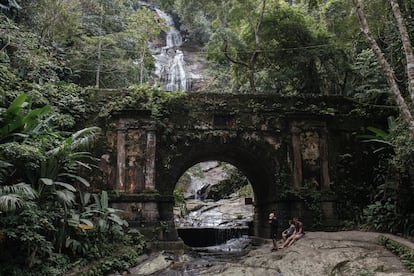 Visitantes en los pozos de la Cascatinha Taunay, una de los lugares más visitados del parque nacional de Tijuca.