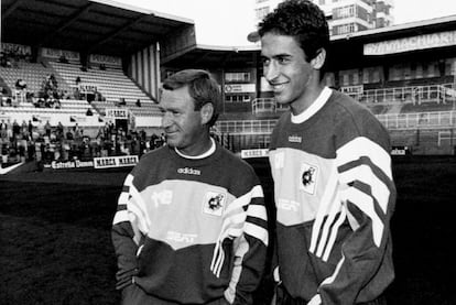 Raúl,  junto a Javier Clemente,  en su primera convocatoria con la selección en octubre de 1996.