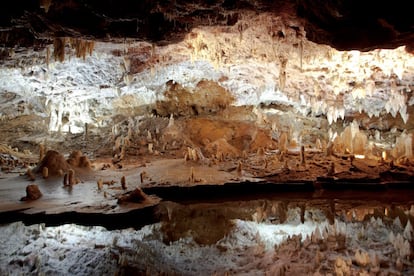 Esta enorme cueva en la sierra de Arnero fue durante más de un siglo explotada para extraer zinc y plomo, pero hoy es sobre todo conocida por sus impresionantes formaciones geológicas. Se puede visitar en grupos de 40 personas que acceden a la cavidad cada 15 minutos en un tren minero que se adentra 400 metros bajo tierra. Tras un paseo a pie por antiguas galerías mineras, se entra en la gruta; todo el recorrido, de un kilómetro y medio de longitud, está acondicionado. La visita, de una hora, permite contemplar sus abundantes y espectaculares formaciones excéntricas, afloraciones de aragonito y calcita como agujas de hielo o blancas ramas de coral.