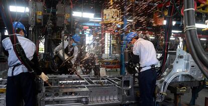 Trabajadores vietnamitas en la cadena de montaje de una planta de Ford en el país.