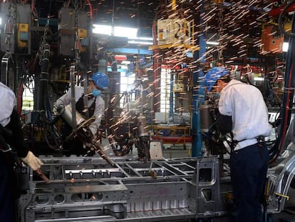 Trabajadores vietnamitas en la cadena de montaje de una planta de Ford en el pa&iacute;s.