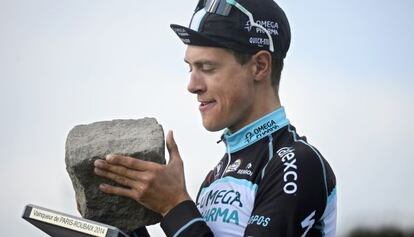 Niki Terpstra sostiene el trofeo de la Paris-Roubaix.