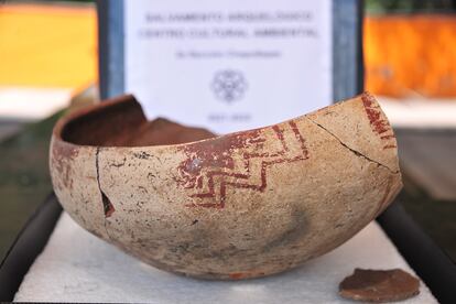 Un cuenco blanco con motivo geométrico rojo, descubierto en el yacimiento arqueológico de Chapultepec.