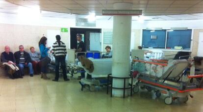 Pacientes atendidos en camillas, ayer en las urgencias del  hospital de Bellvitge.