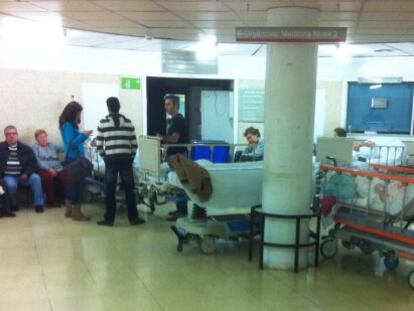 Pacientes atendidos en camillas, ayer en las urgencias del  hospital de Bellvitge.