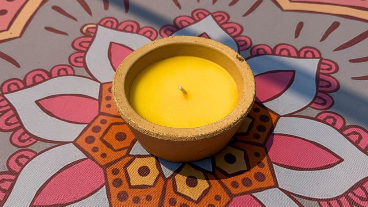 Vela de citronela en una mesa de jardín.