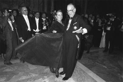 Camilo José Cela baila con su esposa, Marina Castaño, en Estocolmo en la fiesta de los premios Nobel en 1989 (arriba).