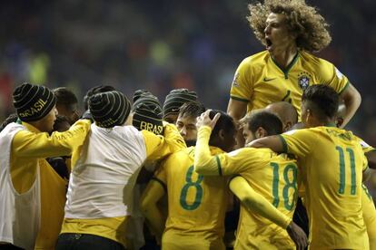 Jogadores comemoram gol de Douglas Costa.