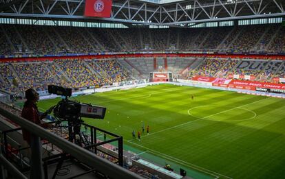 Un cámara de televisión, con mascarilla, en el Esprit Arena. Los operarios de televisión forman parte del escaso personal con permiso para acceder a los estadios.