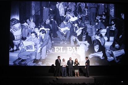 Presentación del documental 'EL PAÍS, con la Constitución' en los cines Capitol. De izquierda a derecha: Daniel Cebrián, Bonifacio de la Cuadra, Landelino Lavilla y Rosi Rodríguez Loranca y el presentador Carlos de Vega.