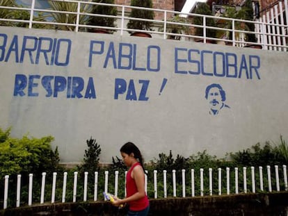 Menina caminha pelo bairro Pablo Escobar em Medellín.