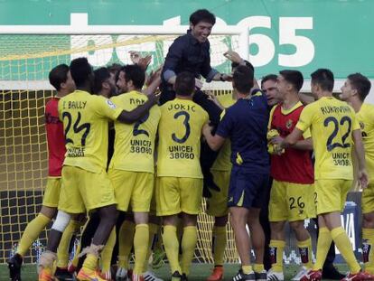 Los jugadores del Villarreal celebran con Marcelino la clasificaci&oacute;n para la Liga Europa.