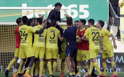 Los jugadores del Villarreal celebran con Marcelino la clasificaci&oacute;n para la Liga Europa.