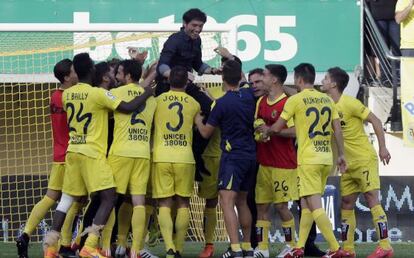 Los jugadores del Villarreal celebran con Marcelino la clasificación para la Liga Europa.