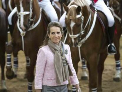 La infanta, durante la inauguraci&oacute;n de las nuevas instalaciones del complejo ecuestre de la Guardia Civil Infanta Elena de Borb&oacute;n, en Valdemoro, el 3 de mayo.