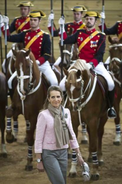 La infanta, durante la inauguraci&oacute;n de las nuevas instalaciones del complejo ecuestre de la Guardia Civil Infanta Elena de Borb&oacute;n, en Valdemoro, el 3 de mayo.