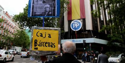 Un manifestante frente a la sede del Partido Popular en la calle Génova, en Madrid.