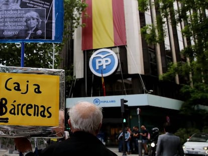 Un manifestante frente a la sede del Partido Popular en la calle Génova, en Madrid. 