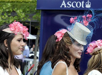 Aunque la jornada inaugural permite a las damas lucir sus mejores sombreros, es el segundo día de Ascot cuando se ven pasear por las praderas los modelos más espectaculares.