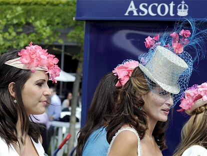 Aunque la jornada inaugural permite a las damas lucir sus mejores sombreros, es el segundo día de Ascot cuando se ven pasear por las praderas los modelos más espectaculares.