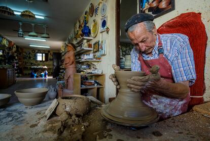 José García trabaja el barro de forma tradicional en la alfarería Juan Simón de Sorbas, en Almería. 