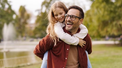 Artículo de EL PAÍS Escaparate que describe los regalos de última del Día del Padre que llegan a tiempo a casa.