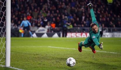 Oblak se lanza a por un bal&oacute;n.