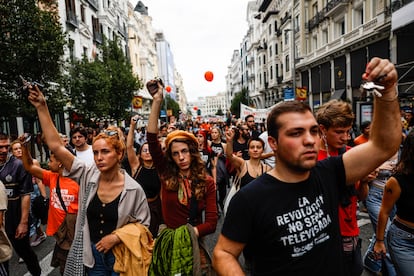 Jóvenes muestras las llaves de su vivienda a su paso por la Gran Vía de Madrid.