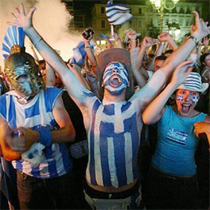 En la plaza Omonia de Atenas muchos jvenes llevaban pintados los colores nacionales.