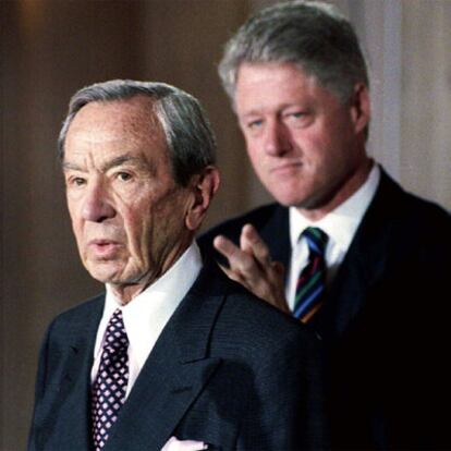 Warren Christopher junto al expresidente de Estados Unidos Bill Clinton, en 1996.