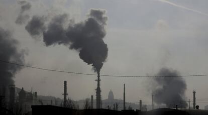 "É necessário tomar medidas urgentes em uma escala sem precedentes para deter e reverter essa situação e, assim, proteger a saúde humana e ambiental", conclui o relatório. Na imagem, as chaminés de uma refinaria de petróleo no estado de Utah (Estados Unidos), em 10 de dezembro de 2018.