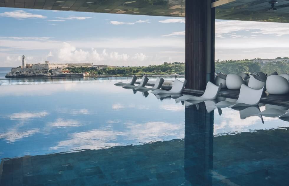 Piscina infinita del lujoso Iberostar Grand Packard con la fortaleza del Morro de fondo.