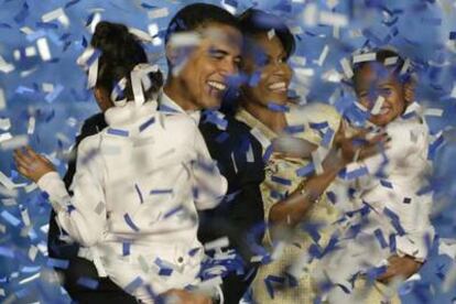 El demócrata Barack Obama celebra con su mujer y sus hijos su escaño en el Sebado.