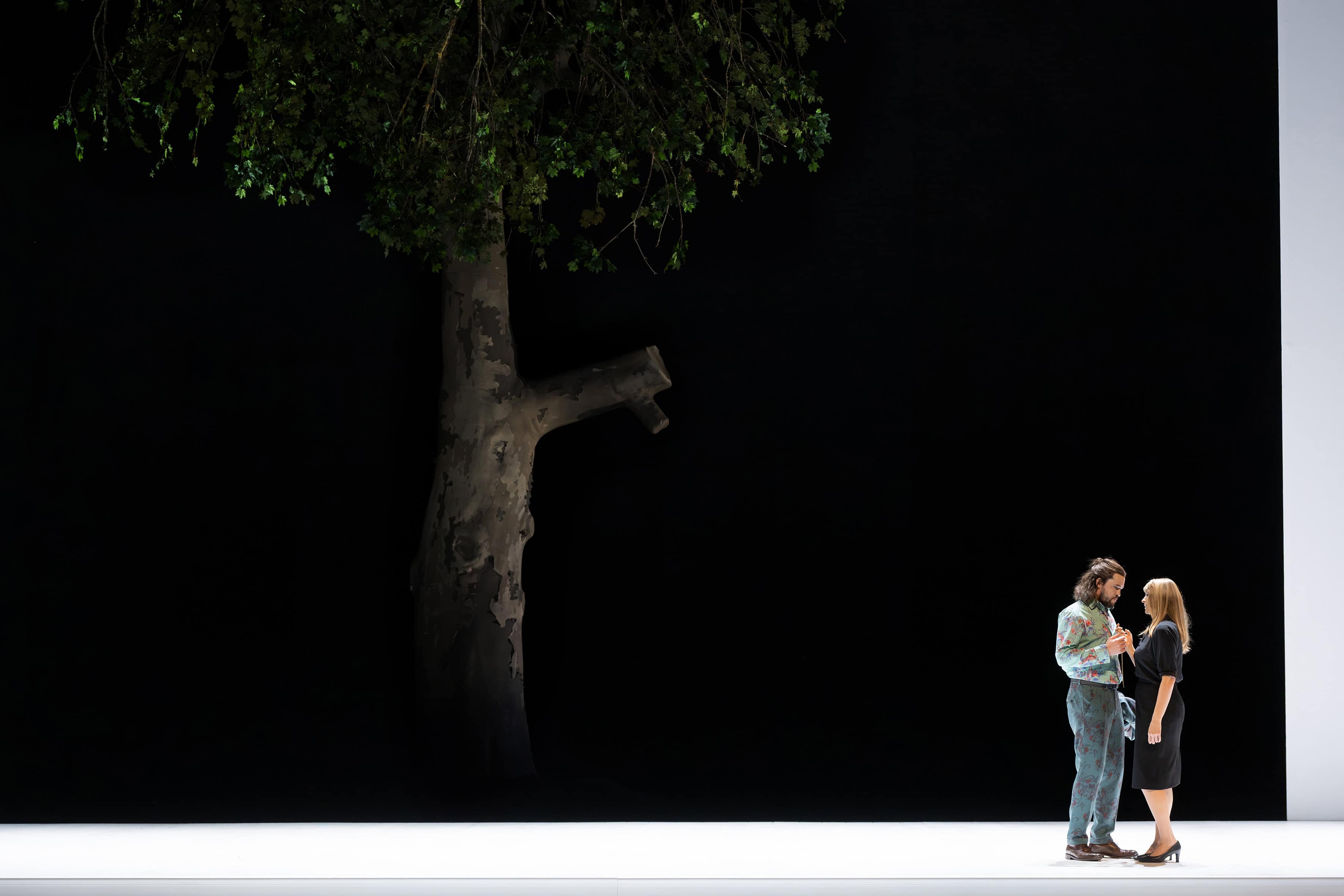 Primer cambio de pareja: Andrè Schuen (Guglielmo) y Victoria Karkacheva (Dorabella) empiezan el juego de seducción en el segundo acto de ‘Così fan tutte’.