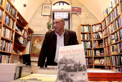 Munzer Fahmi, en su librería del hotel American Colony, en Jerusalén Este.