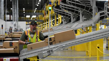 Un trabajador de los almacenes de Amazon, desde donde partieron las quejas que llevaron a Tim Bray a dejar la empresa.