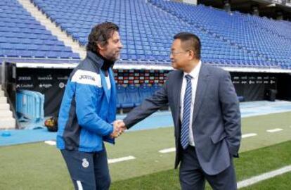 Saludo entre Quique Sánchez Flores y Cheng Yansheng el pasado jueves.