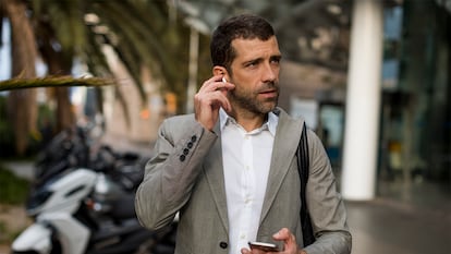 un hombre poniéndose los auriculares.