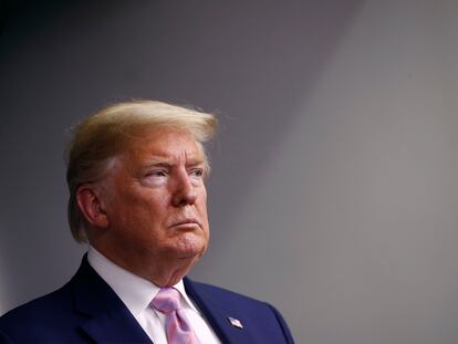 Donald Trump, durante el 'briefing' de la Casa Blanca el domingo 4 de abril.