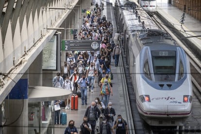 Viajeros procedentes de Madrid llegan a la estación de AVE de Santa Justa de Sevilla. Renfe ha añadido 41 nuevos trenes a las circulaciones programadas para este fin de semana, el primero sin estado de alarma y que también coincide con la festividad de San Isidro en Madrid y el Día de las Letras Gallegas en Galicia, con el fin de reforzar con 15.413 nuevas plazas las líneas de los principales corredores.