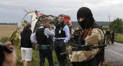 Representantes da OSCE negociam com separatistas onde caiu o Boeing.