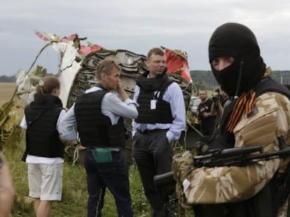 Representantes de la OSCE negocian con separatistas prorrusos en el lugar donde se estrell&oacute; el Boeing. 