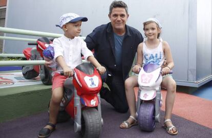 Alejandro Sanz, durante su visita al jard&iacute;n del Hospital 12 de octubre de Madrid.