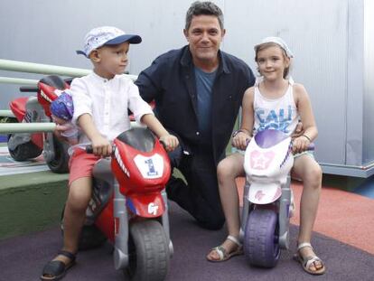 Alejandro Sanz, durante su visita al jard&iacute;n del Hospital 12 de octubre de Madrid.