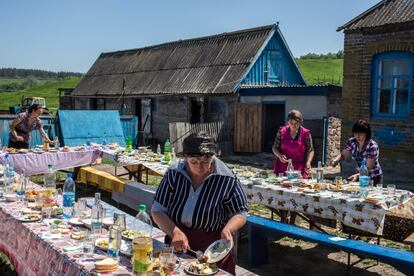 Algunas mujeres de la familia y vecinas preparan la comida para despues del entierro.