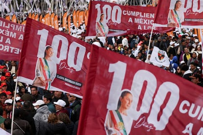 La gente reunida en la explanada del Zcalo con las banderas de los 100 das de Gobierno. 